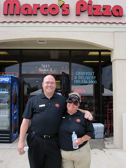 Recent Comments> Contacting Pizza Hut Headquarters. Pizza Hut is a pizza restaurant owned and operated by Yum! Brands. All contact information for the corporate headquarters is directed through the main company.